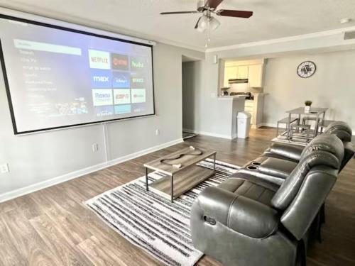 Morrow Wohnung | Home Theater Sleeps 8 WiFi