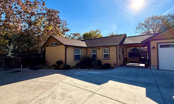Grants Pass Haus | Haus mit eingezäunter Auffahrt in der Nähe von River & Downtown