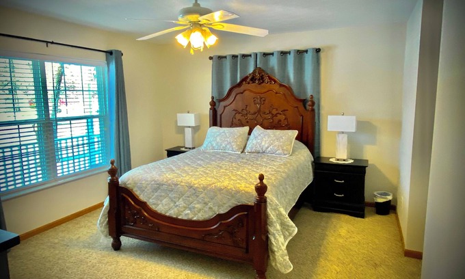 Warsaw Haus | Homeaway Haven 3 room, 2 bathroom house in charming Warsaw with WiFi, AC.