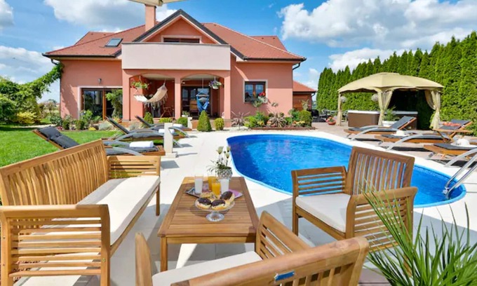 Sveti Ilija Villa | Homerez - Große Villa für 10 Pers. mit Schwimmbad, jacuzzi und Garten in Turčin