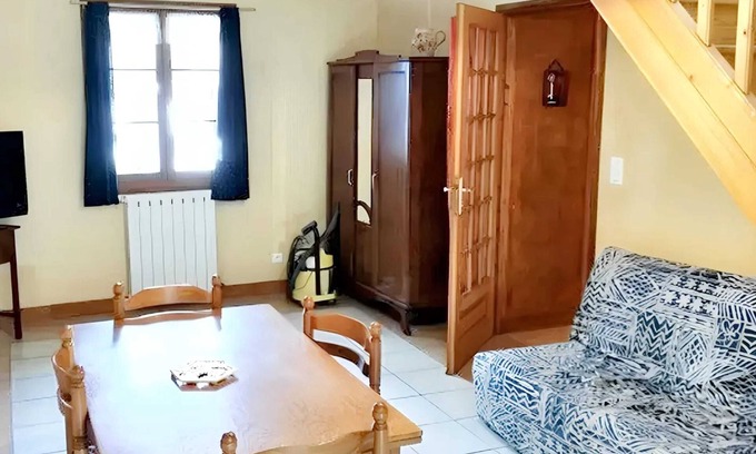 Mesnay Wohnung | Homerez - Comfortable Apartment in Mesnay - 70 m² - Private Balcony