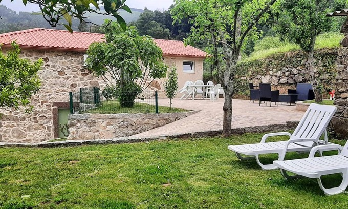 Cossourado Haus | Homerez - Nice house for 6 ppl. with garden and terrace at Barrio