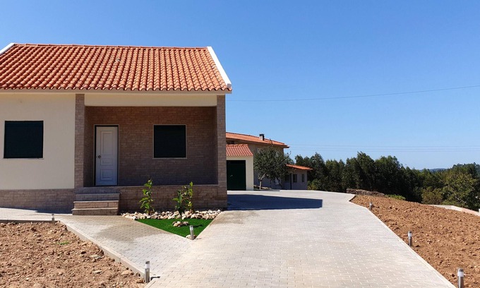Penela Villa | Homerez - Villa für 4 Pers. mit Schwimmbad, Garten und Terrasse in Espinhal