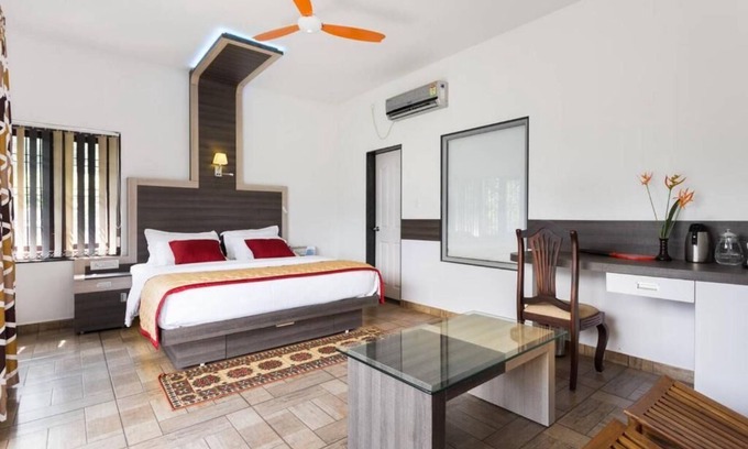 Devikolam Haus | Homestay with Serine Views, Pool, and delicious local food.