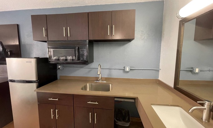 Battle Creek Hotel | HomeTowne Studios by Red Roof Battle Creek