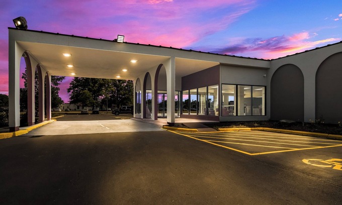 North Aurora Hotel | HomeTowne Studios by Red Roof & Conference Center Chicago – N Aurora/ Naperville