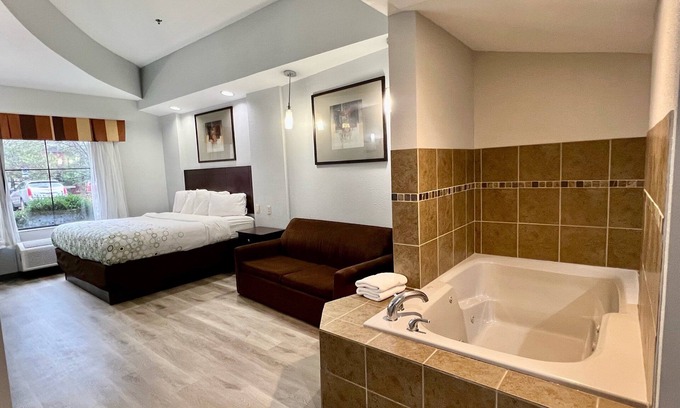 Washington Hotel | Hometowne Studios & Suites By Red Roof Washington