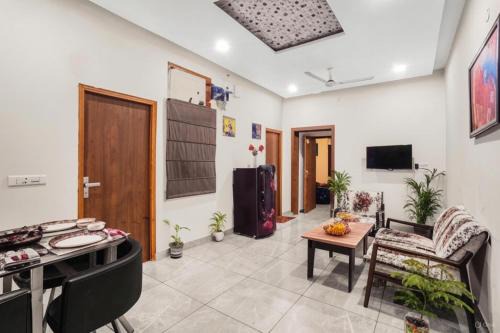 Dilshad Garden Wohnung | Homlee-Luxurious 2BHK-Dilshad Metro- Ground Floor