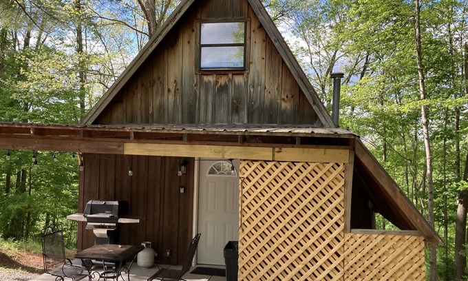 Farmers Haus | Honeymoon and relax in the hot tub near Cave Run Lake at the Musky Hideaway!!!