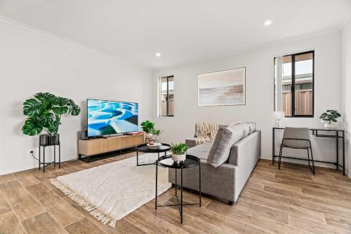 Piara Waters Haus | Hosted Modern Comfort in Piara Waters Perfect for Fam