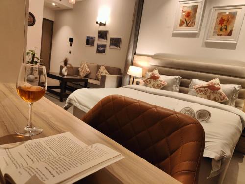 Noida Wohnung | Hostie Asita - Studio Apartments with Pvt Kitchenette, Noida