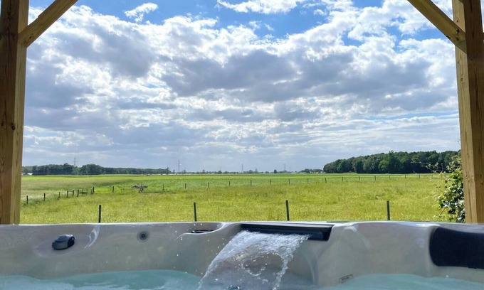 Middlebury Haus | | Hot Tub | Amish Farm Country | Pergola | Deck |