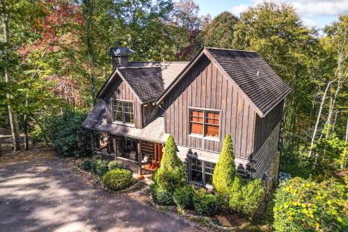 Franklin Haus | Hot Tub and Fire Pit Getaway Near Nantahala Gorge!