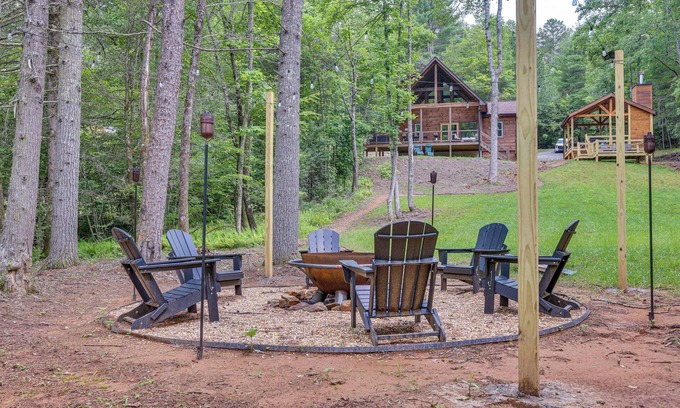 McCaysville Kabine | Hot Tub & Deck: Riverfront McCaysville Cabin!