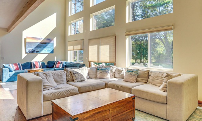 Whitehall Haus | NEU! Großes Haus mit Whirlpool - zu Fuß zum Michigansee!