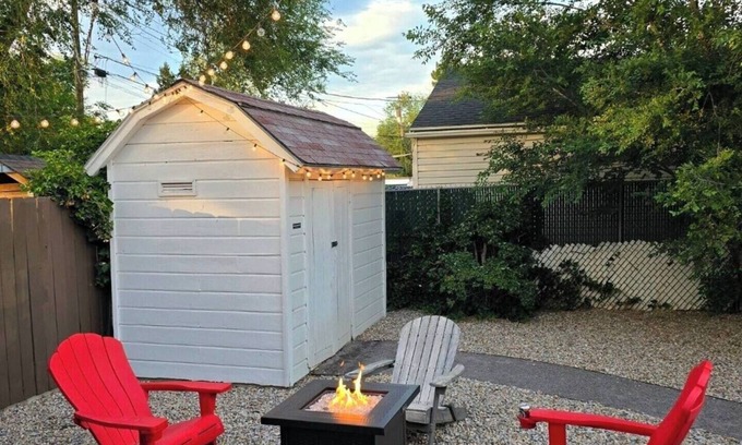 Glendale Haus | Relaxing Getaway w/ Hot Tub, BBQ, & Firepit Near Airport, Ski Resorts, & Downtwn