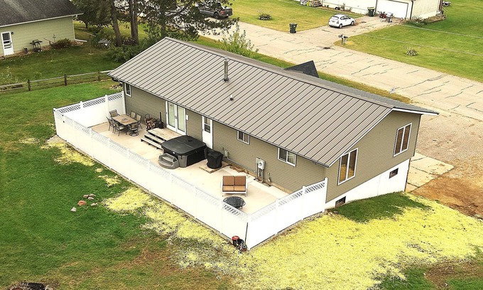 Leland Haus | Hot-tub/King Bed/Snowmobile Trail @ The Hemlock