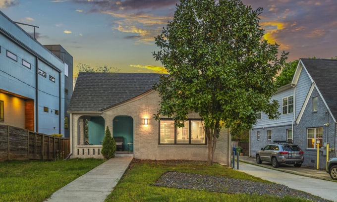 Reynoldstown Haus | Hot Tub|King Beds|Walkable|Bubbles & Brew Bungalow