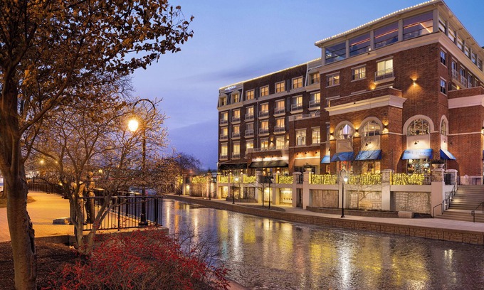 Naperville Hotel | Hotel Indigo Naperville Riverwalk by IHG