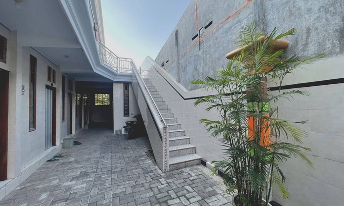 Gresik Hotel | SPOT ON 93035 Karman's Sari Homestay Syariah