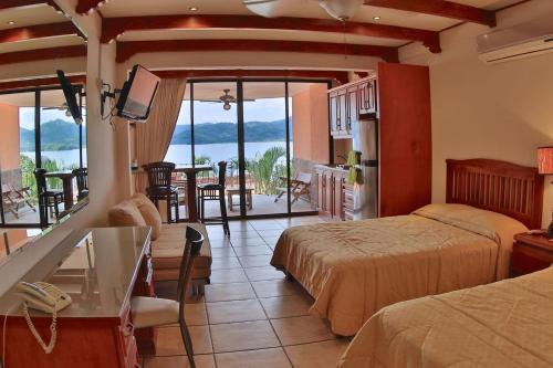 Playa Flamingo Wohnung | Hotel room-style ocean-view unit in Flamingo with pool