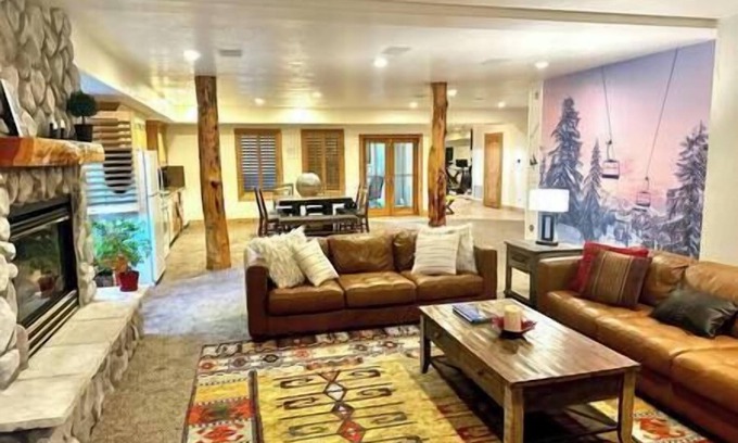 Murray Haus | HotTub, Gym, Close to Everything