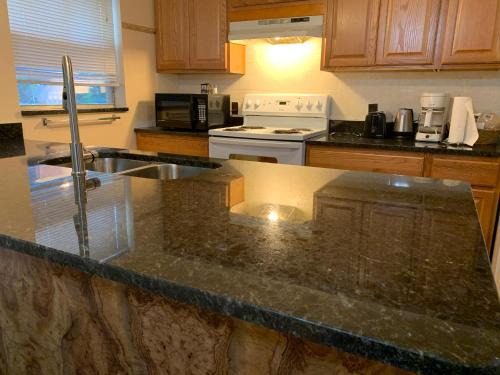 Largo Haus | House 3br 1-bath, 8-min from Indian Rocks Beach, nice park thru back gate