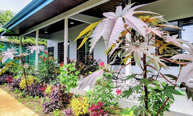 Hatillo Haus | House for 8 People w/ WiFi, AC--5 Mins to Dominical Beach, 30 Mins to N. Park.