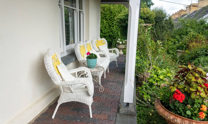 Newcastle Emlyn Haus | House of Brohedyn
