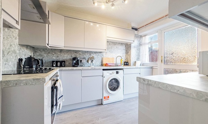 Basildon Haus | House - Sleeps 7, Private Garden & Parking