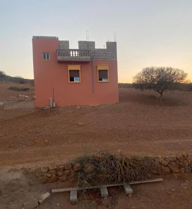 Arbaa Sahel Haus | house surrounded by trees in a village