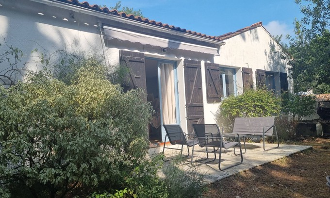 Boyardville Haus | House with large garden in an oyster farming site close to the beach and the golf course.