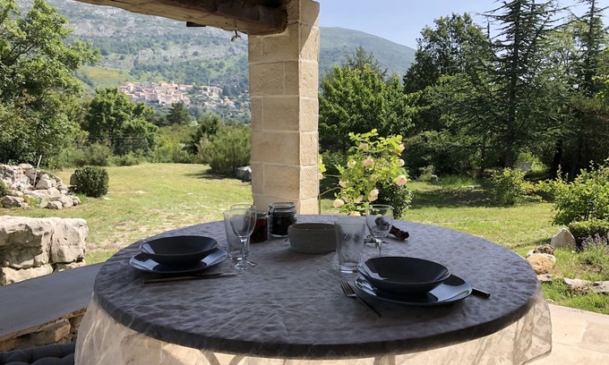 Coursegoules Haus | House with a magical view of the medieval village of Coursegoules. 30 min from the beaches