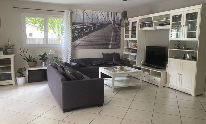 Prignac-en-Medoc Haus | House with heated pool