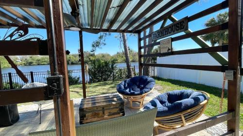 Embassy Hills Haus | House with lake view