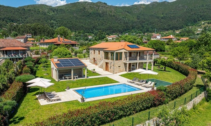 Cossourado Hütte | House with pool and garden in Ponte de Lima
