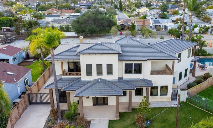 North Redondo Villa | Huge Custom Built Villa - 5 Bedroom suites +Guesthouse +Pool & Beaches nearby!