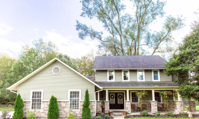 South Bend Haus | Huge Home and Yard Perfect For Groups & Families!