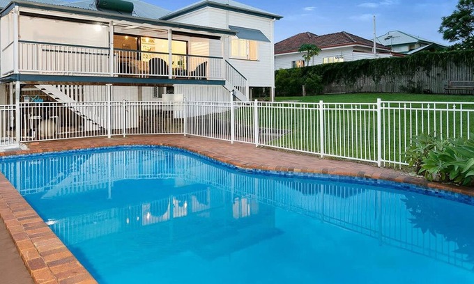Indooroopilly Haus | Huge Pool|Indooroopilly Queenslander|Pet Friendly