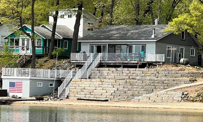 Baldwin Hütte | Huge sandy beach with amazing lake view directly on Big Star Lake!