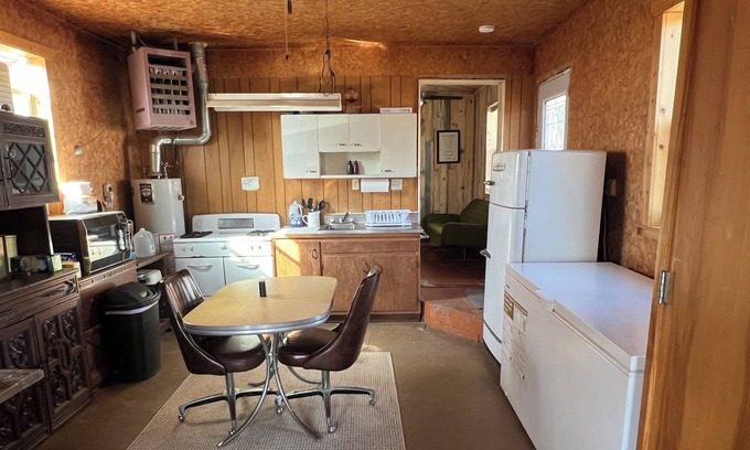 Mahto Kabine | Hunter's Paradise 2-bedroom cabin in McLaughlin