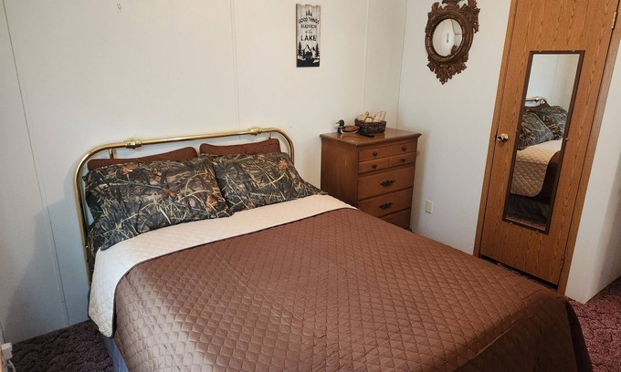 Freeport Haus | Charming 3-bedroom house in welcoming Piedmont Ohio with AC, Wi-Fi.