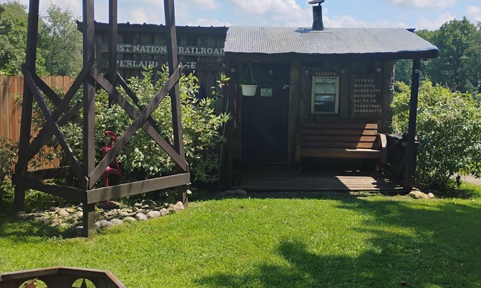 Frontier Kabine | Hunting Cabin Rustic Handcrafted primitive sits in our unique rustic Cowboy Town