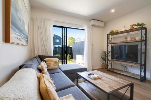 Auckland Haus | Huntington Townhouse with Patio and Parking