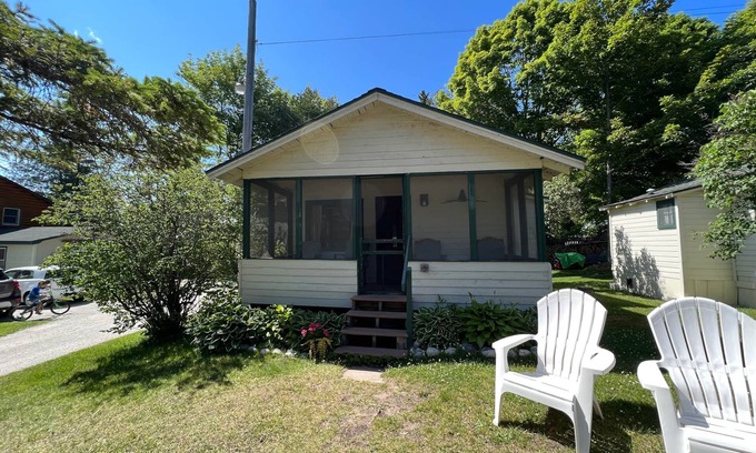 Cedarville Kabine | Gemütliche Hütte mit zwei Schlafzimmern im Les Cheneaux Landing Resort