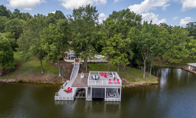 Leasburg Haus | Resort wie - Lake Home - großer Blick auf das Wasser, Schwimmbad und großes Bootshaus.