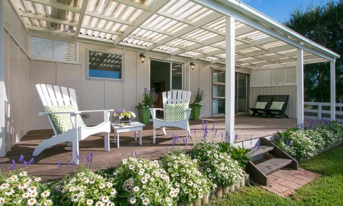 Athenree Haus | Hydrangea Cottage