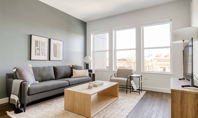 Elmhurst Wohnung | Ideal Elmhurst 1BR w/ Lounge, Pool & Gym nr Metra, by Blueground