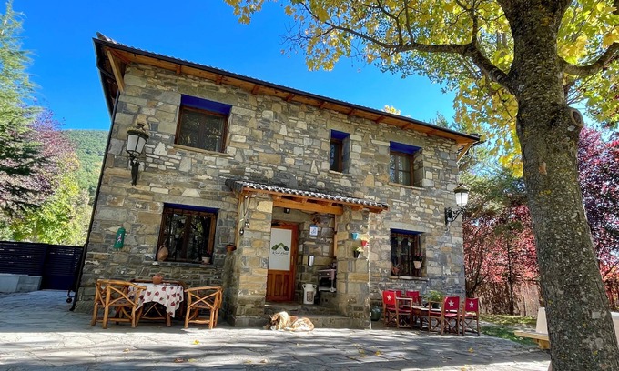 Oros Bajo Hütte | Ideal house for families 13 pax Large garden, barbecue, parking and children's area!