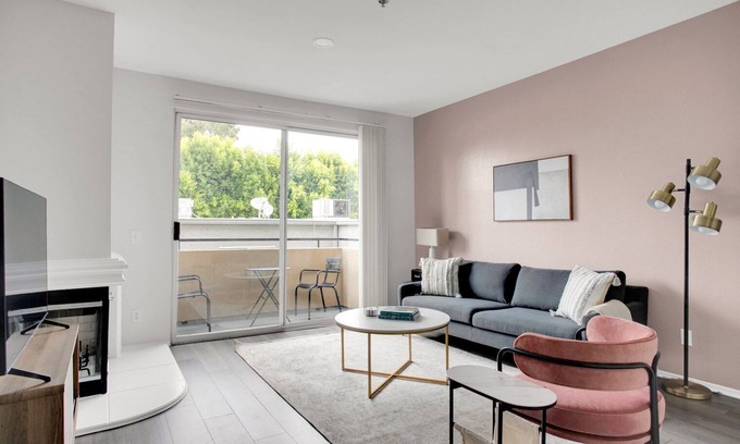 Sherman Oaks Wohnung | Ideal Sherman Oaks 2BR w/W/D, near WF & TJ, by Blueground